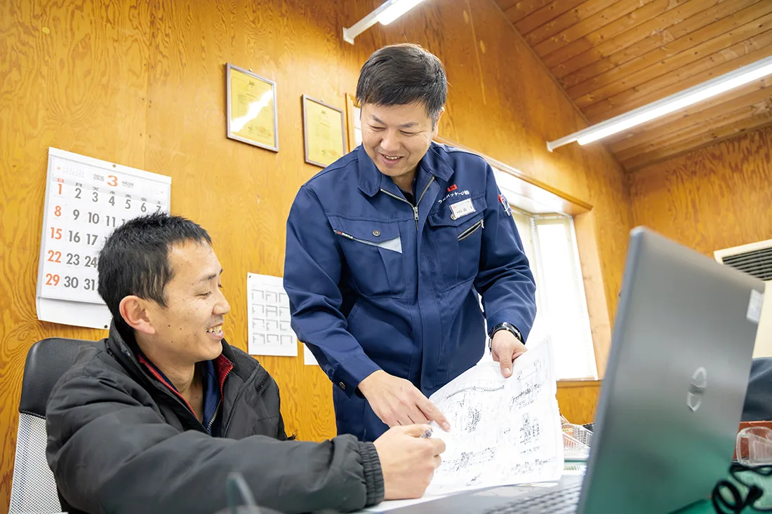 梱包設計をする社員の様子