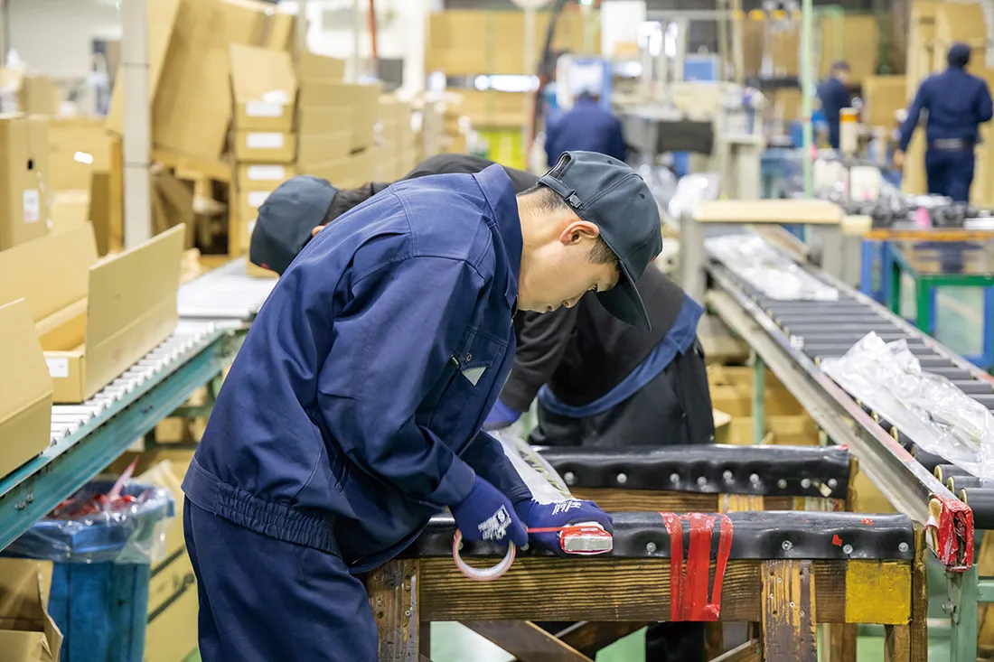 現地梱包をする社員の様子