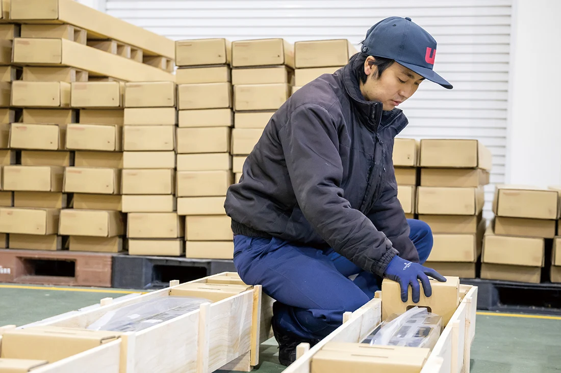 納品作業をする社員の様子